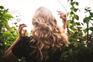 Jak pielęgnować włosy latem?