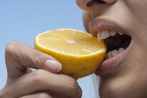 Które produkty wpływają pozytywnie na zęby? A które im szkodzą?